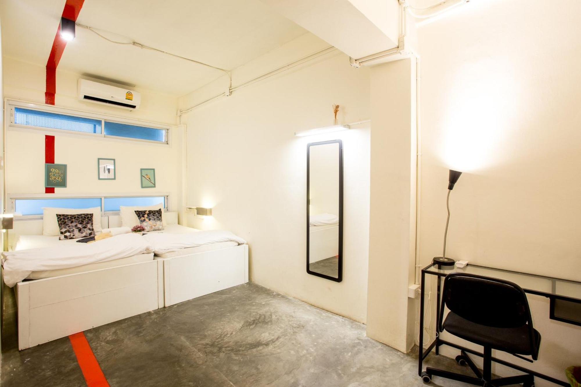 Qilombo Hostel Silom - Hq Bangkok Exterior photo